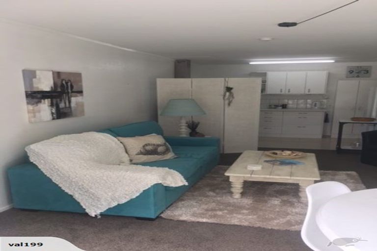 Photo of property in 1/946 Beach Road, Waiake, Auckland, 0630