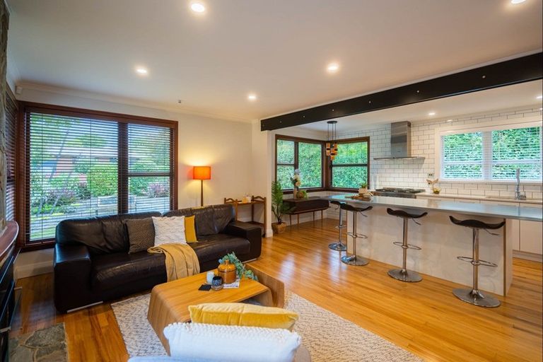 Photo of property in 16 Walton Avenue, Waikanae, 5036