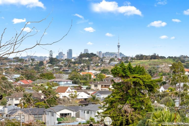 Photo of property in 2/21 Tobruk Crescent, Milford, Auckland, 0620