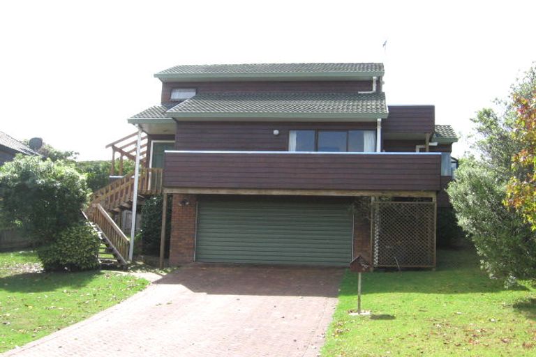 Photo of property in 4 Oystergrove Road, West Harbour, Auckland, 0618