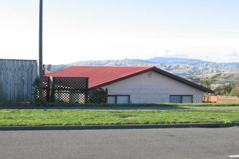 Photo of property in 100 Pikarere Street, Titahi Bay, Porirua, 5022