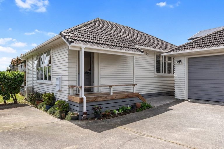 Photo of property in 22a Rewarewa Road, Te Atatu Peninsula, Auckland, 0610