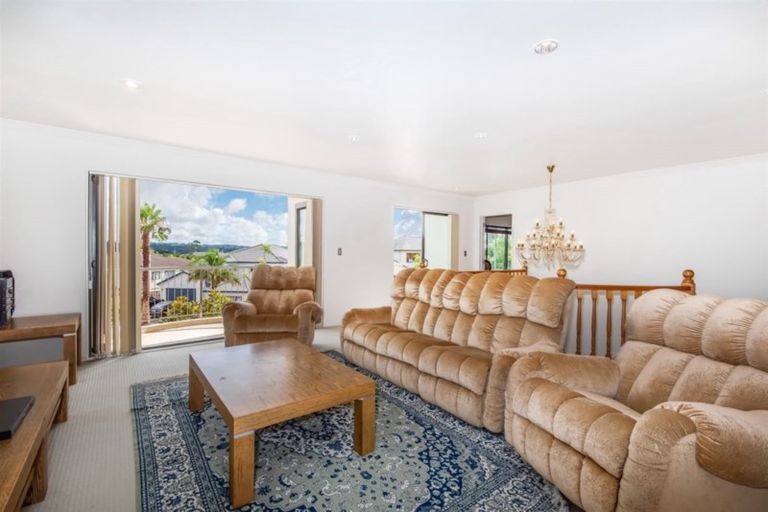 Photo of property in 52 Scarlet Oak Drive, Schnapper Rock, Auckland, 0632