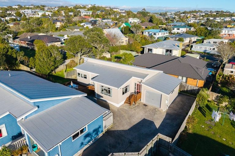 Photo of property in 6b Warrington Grove, Newlands, Wellington, 6037
