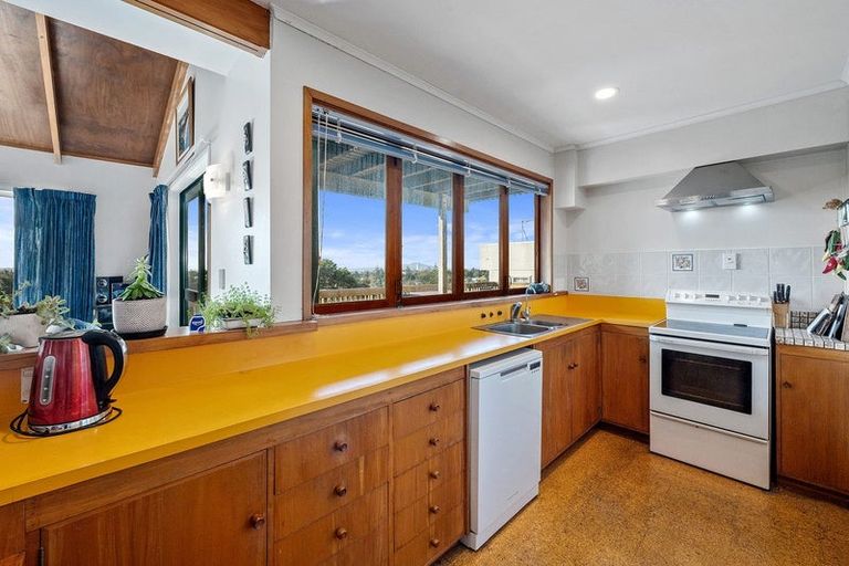 Photo of property in 315 Glenfield Road, Glenfield, Auckland, 0629