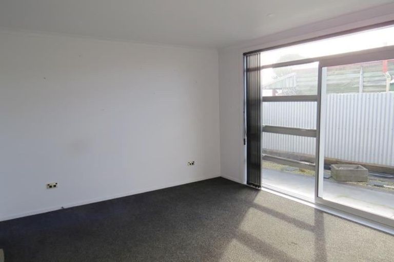 Photo of property in 32 Pioneer Road, Moturoa, New Plymouth, 4310