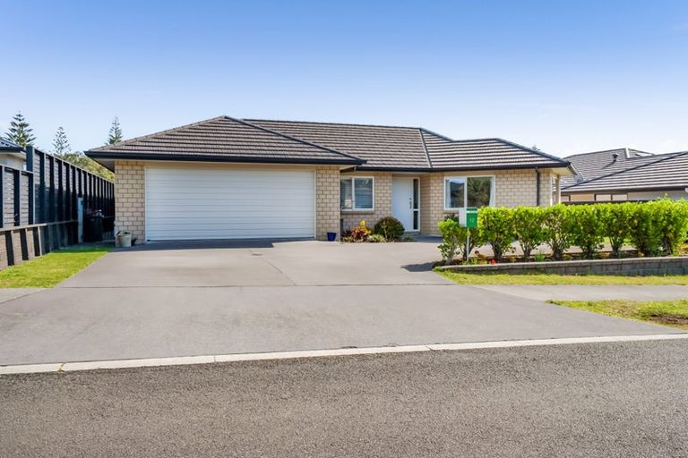 Photo of property in 12 Oakmont Crescent, Waiwhakaiho, New Plymouth, 4312