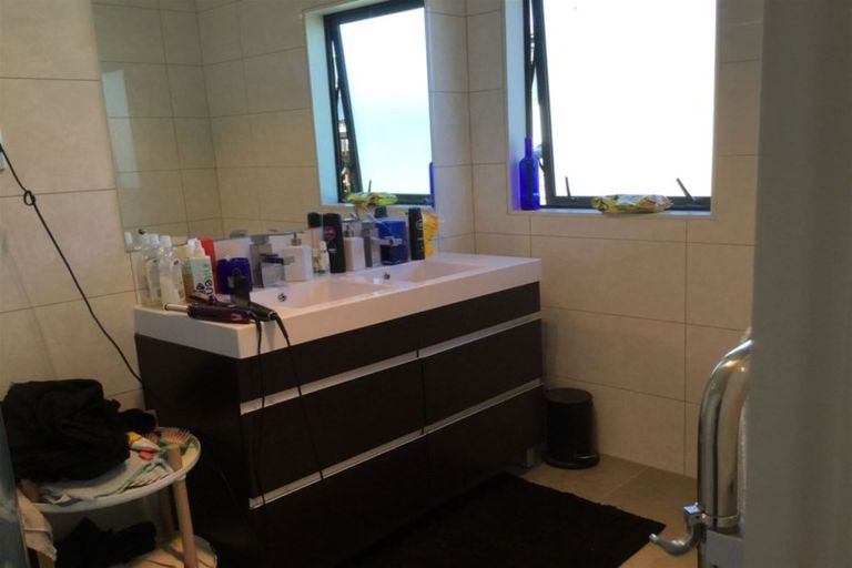 Photo of property in 103b Roberts Road, Te Atatu South, Auckland, 0610