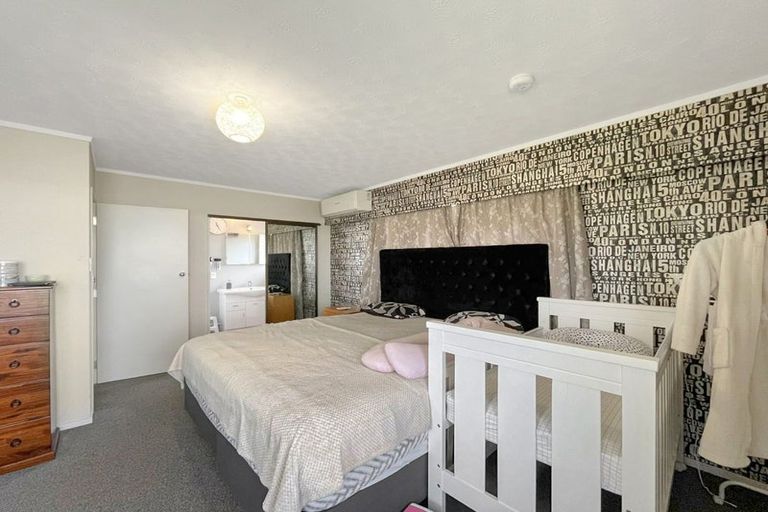 Photo of property in 6 Caulfield Place, Awapuni, Palmerston North, 4412