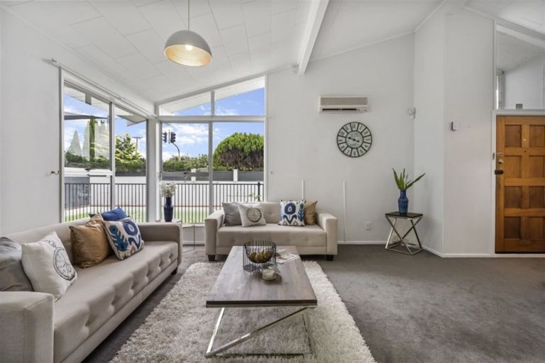 Photo of property in 1/32 Manuka Road, Glenfield, Auckland, 0629