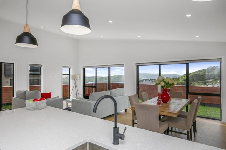 Photo of property in 5 Heaphy Court, Aotea, Porirua, 5024