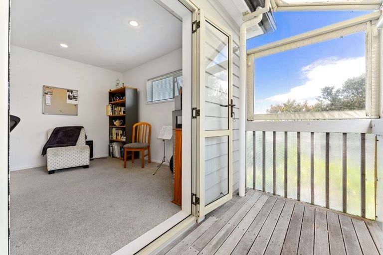 Photo of property in 10a Scarboro Terrace, Murrays Bay, Auckland, 0630