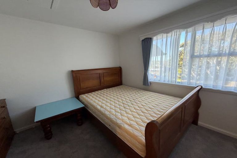 Photo of property in 12 Verena Place, Green Bay, Auckland, 0604
