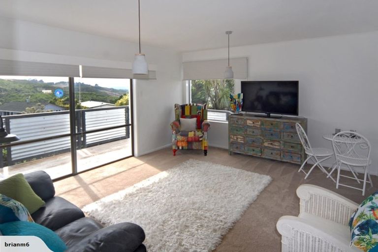 Photo of property in 7a Cheyne Walk, Newlands, Wellington, 6037