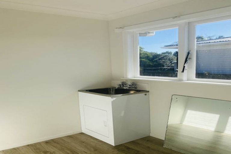 Photo of property in 79 Dale Crescent, Pakuranga, Auckland, 2010