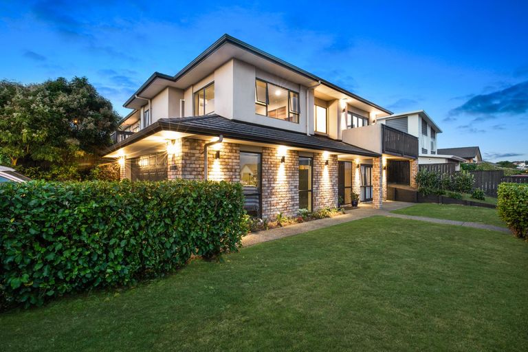 Photo of property in 2 Ellivani Rise, Pukekohe, 2120