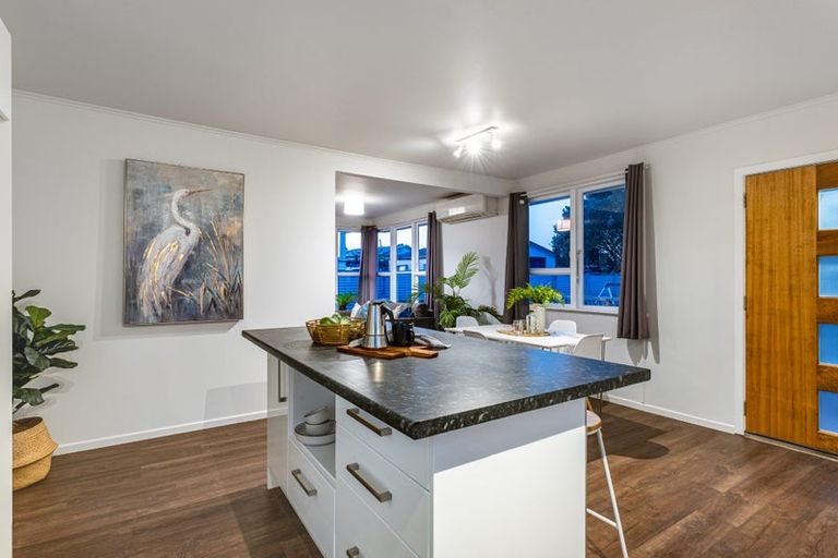 Photo of property in 32 Beauzami Crescent, Ascot Park, Porirua, 5024