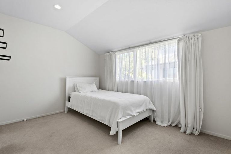 Photo of property in 8 Greenleaf Way, Northcross, Auckland, 0630