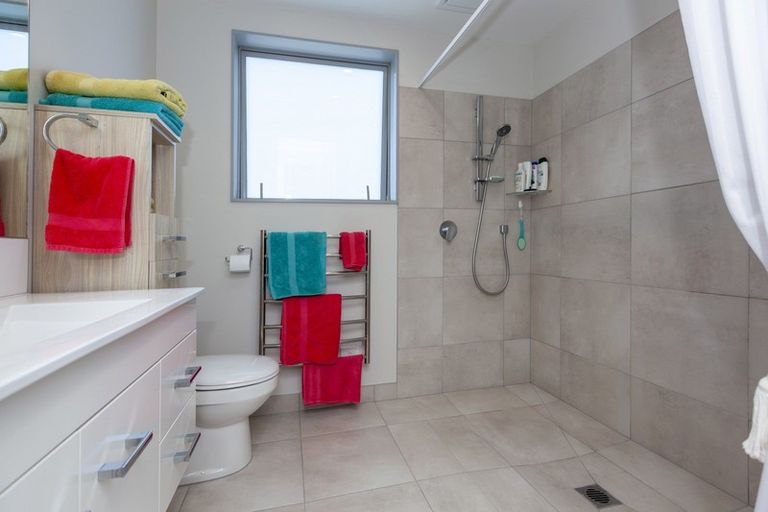 Photo of property in 2 Te Heke Place, Waikanae, 5036