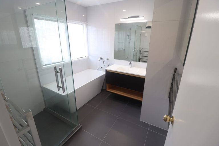 Photo of property in 2/177 Forrest Hill Road, Forrest Hill, Auckland, 0620