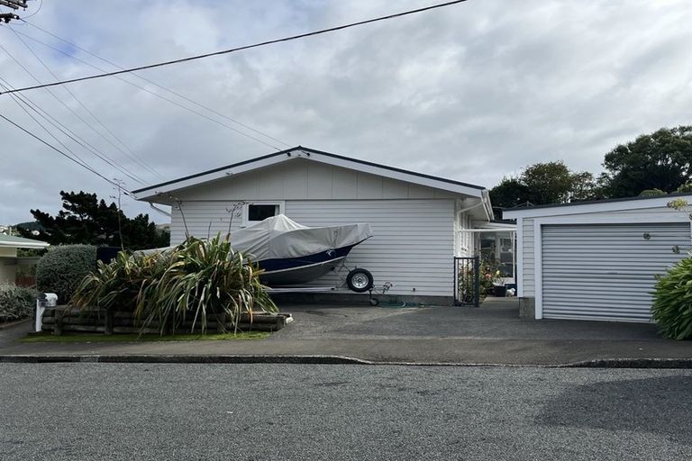 Photo of property in 11 Cara Crescent, Paparangi, Wellington, 6037