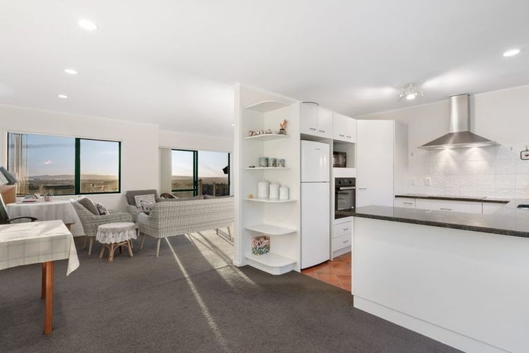 Photo of property in 1a Lobelia Rise, Goodwood Heights, Auckland, 2105