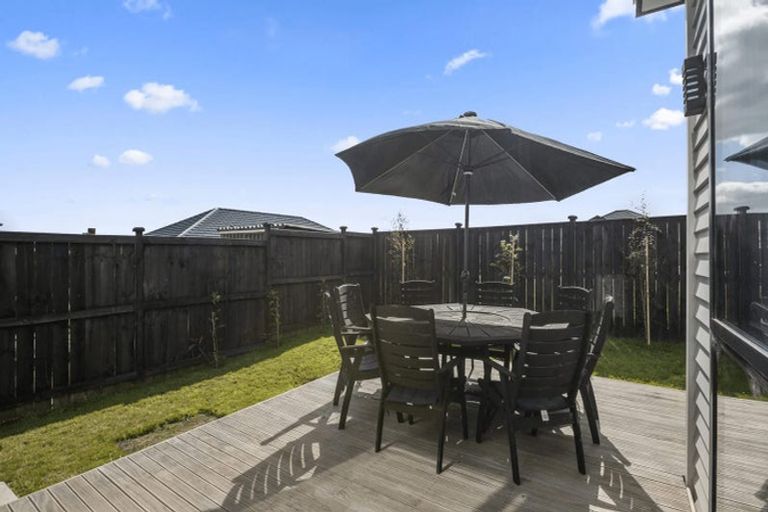 Photo of property in 11 Koiora Road, Clarks Beach, 2122