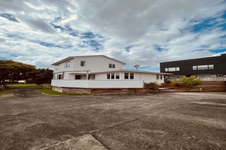 Photo of property in 49 Neil Avenue, Te Atatu Peninsula, Auckland, 0610