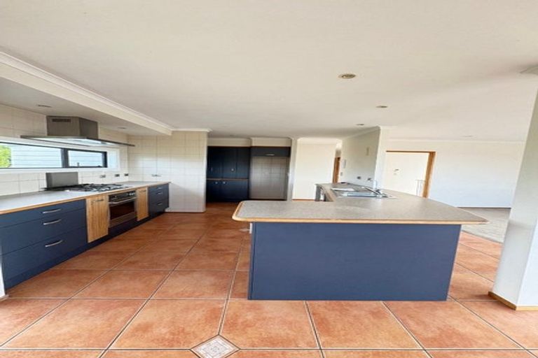 Photo of property in 6 Shearwater Rise, Rothesay Bay, Auckland, 0630
