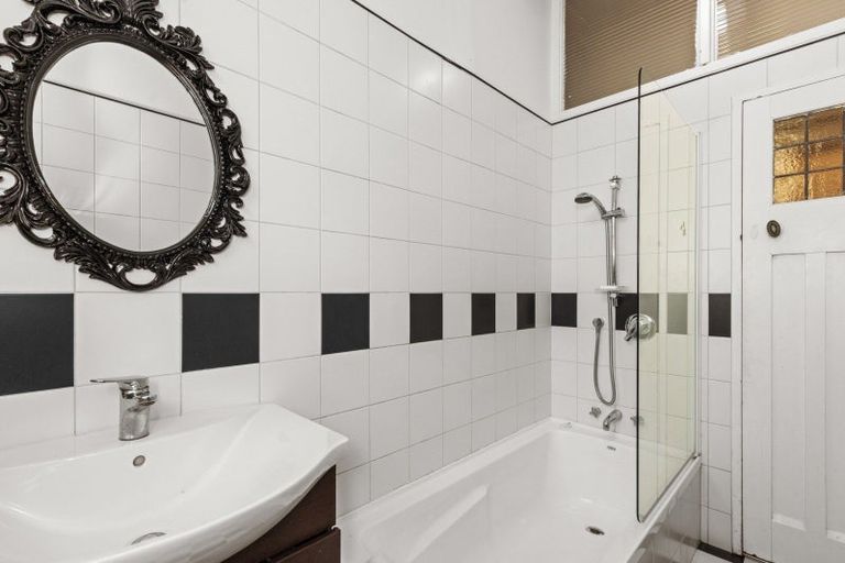 Photo of property in 60 Milton Road, Bluff Hill, Napier, 4110