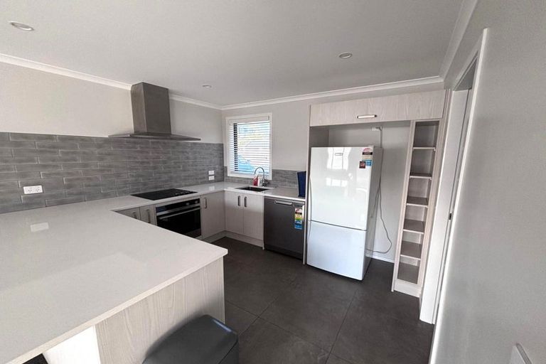 Photo of property in 5 Rewarewa Way, Timberlea, Upper Hutt, 5018