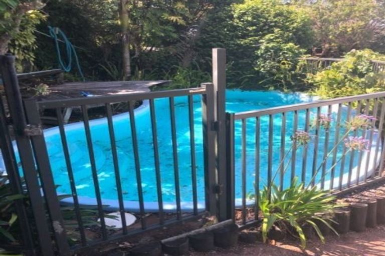 Photo of property in 35 Raymond Terrace, Northcote, Auckland, 0627