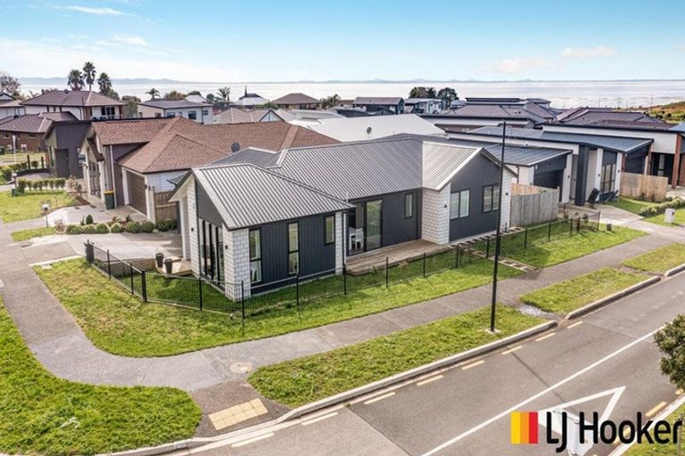 Photo of property in 2 Poutawa Lane, Clarks Beach, 2122