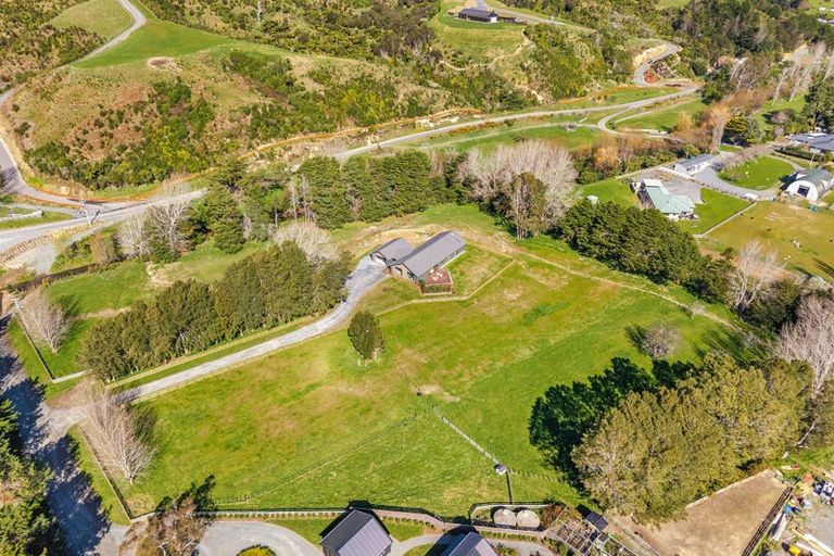 Photo of property in 405a Paekakariki Hill Road, Paekakariki Hill, Porirua, 5381