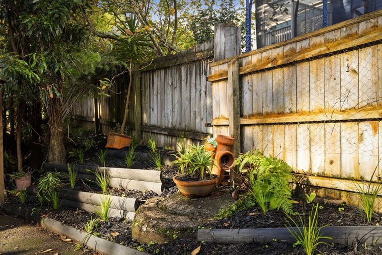 Photo of property in 2/113 Daffodil Street, Titirangi, Auckland, 0604