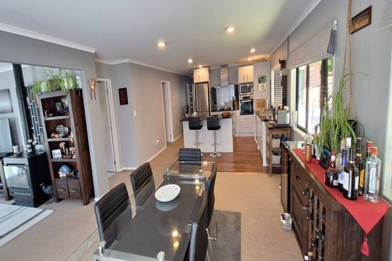 Photo of property in 22 Aragon Grove, Kingsley Heights, Upper Hutt, 5018