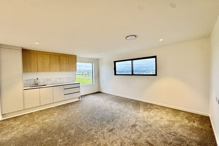 Photo of property in 23 Kerekin Drive, Oteha, Auckland, 0632