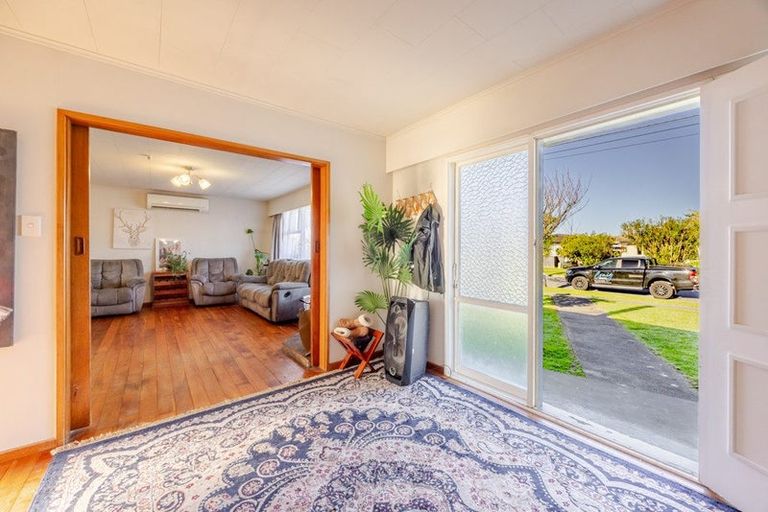 Photo of property in 18 Howard Road, Taradale, Napier, 4112