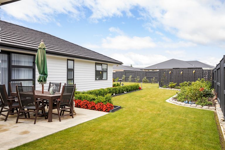 Photo of property in 15 Maple Grove, Kingston, Wellington, 6021