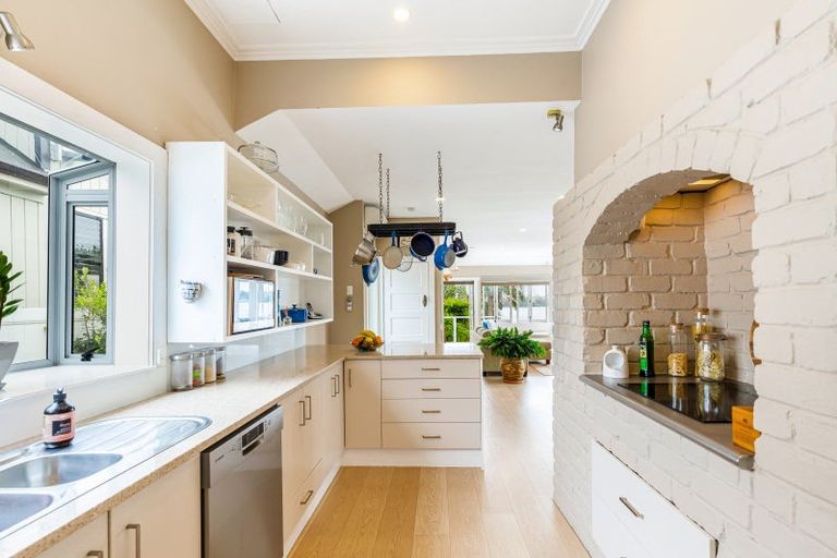 Photo of property in 22 Stanley Point Road, Stanley Point, Auckland, 0624