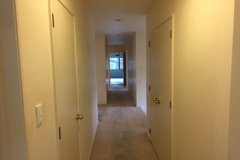 Photo of property in 21 Taupiko Place, Green Bay, Auckland, 0604