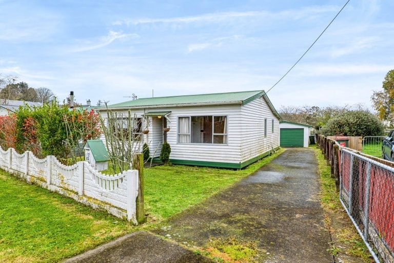 Photo of property in 12 Mills Street, Eltham, 4322