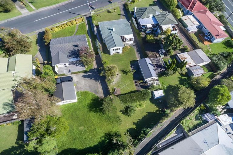 Photo of property in 14 Exmouth Road, Northcote, Auckland, 0627
