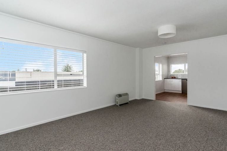 Photo of property in 1/81 West Coast Road, Glen Eden, Auckland, 0602