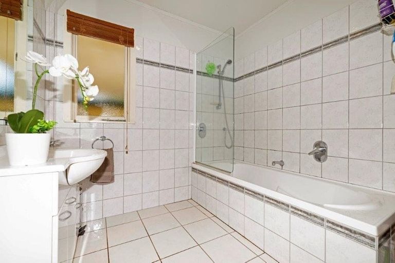 Photo of property in 20 Sherrybrooke Place, Sunnyvale, Auckland, 0612