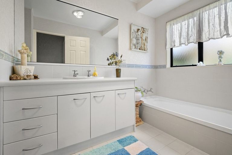 Photo of property in 8 Mt Blanc Place, Northpark, Auckland, 2013