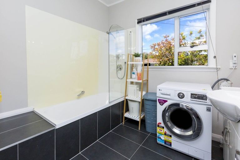 Photo of property in 2 Oxford Crescent, Ebdentown, Upper Hutt, 5018