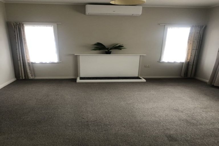 Photo of property in 28 Newington Road, Henderson, Auckland, 0612