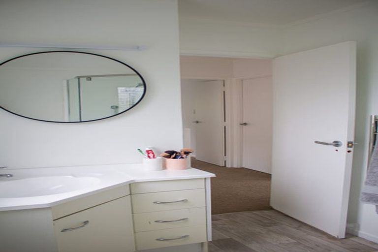 Photo of property in 1/16a Tamahere Drive, Glenfield, Auckland, 0629