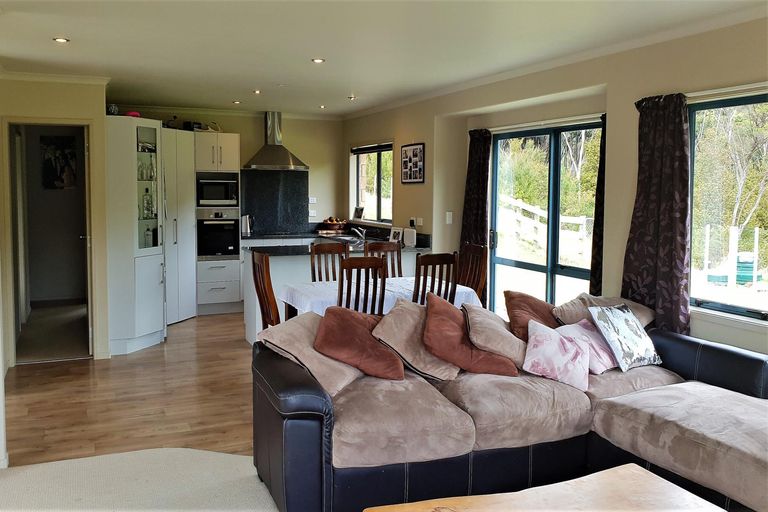 Photo of property in 136 Stratford Drive, Cable Bay, 0420